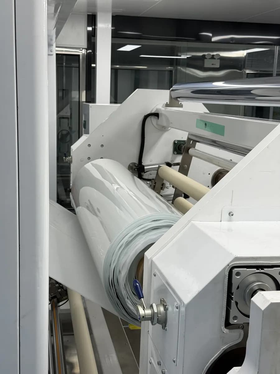 Bobina de filme transparente na máquina
