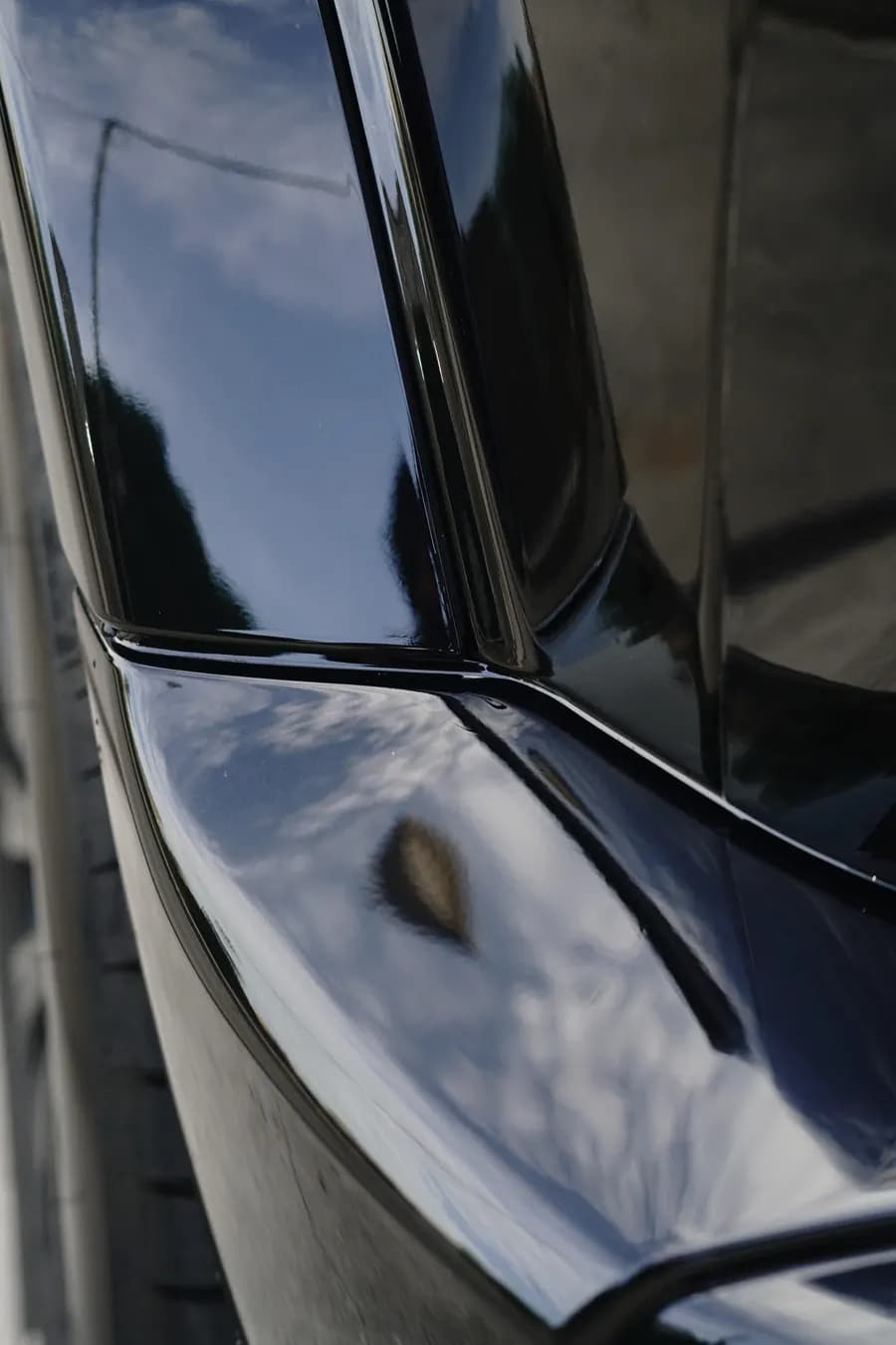 Lateral de carro preto com brilho espelhado