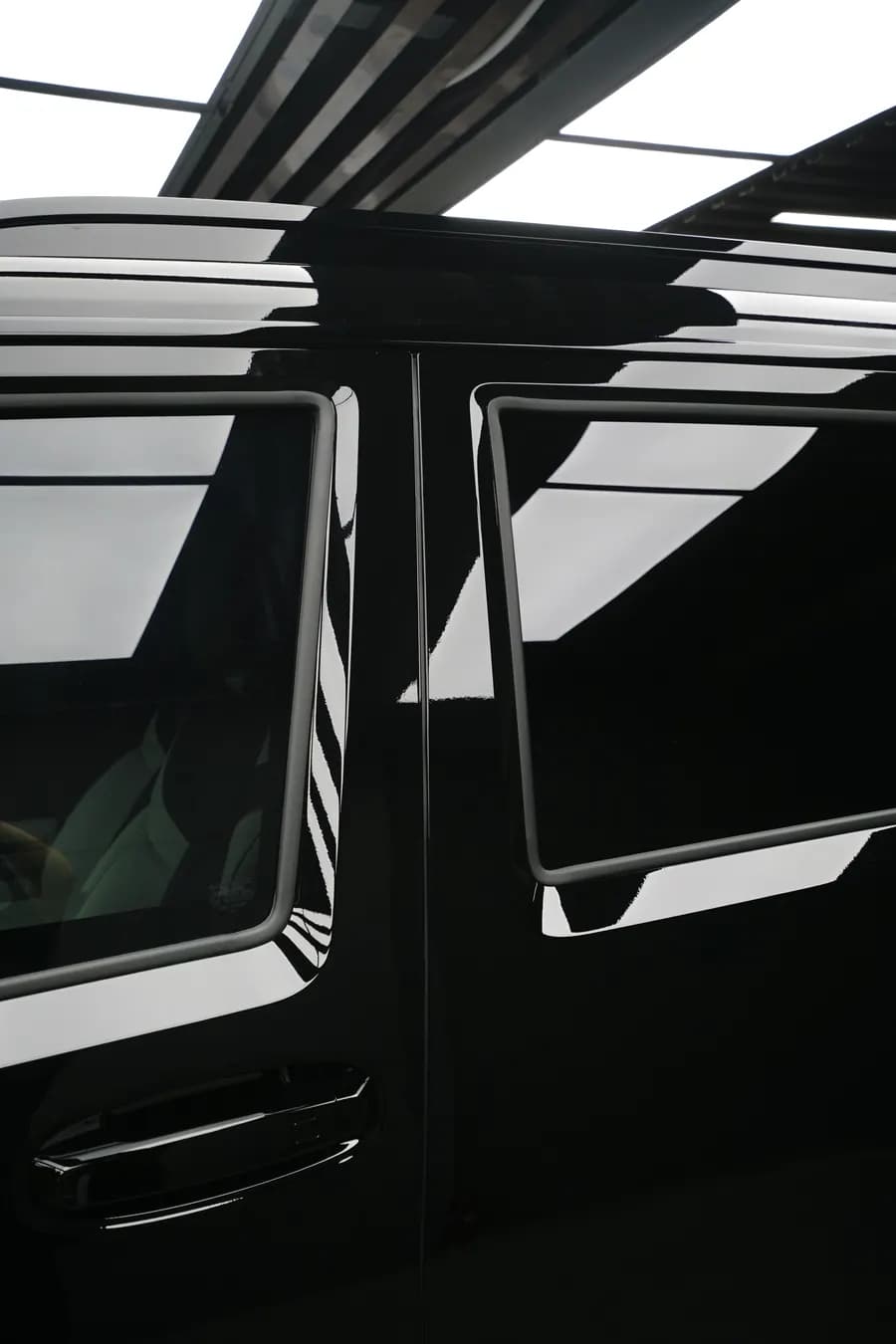 Portas de SUV preto refletindo as luzes do estúdio